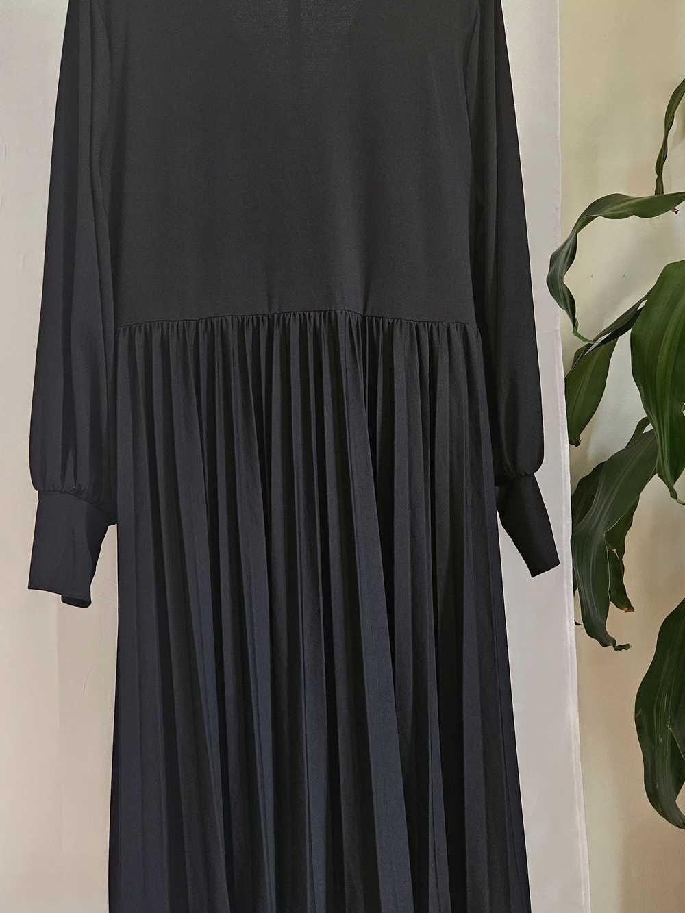 ELOQUII Black Twist-Front Pleated Midi Dress Long Sleeve V-Neck Plus Size - Picture 6 of 13